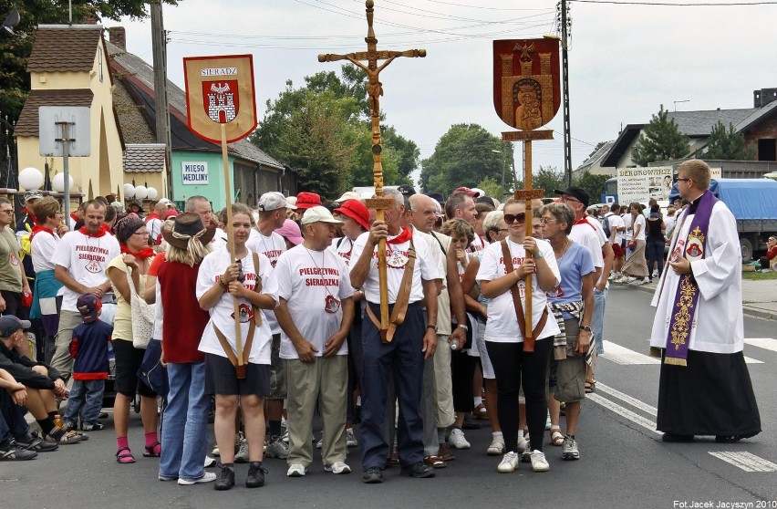 Sieradz pielgrzymuje na Jasną Górę. Od 10 sierpnia ruszają zapisy (ARCHIWALNE ZDJĘCIA)