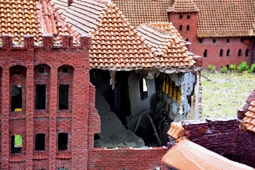 Poprzednia miniatura zamku była ciągle niszczona.