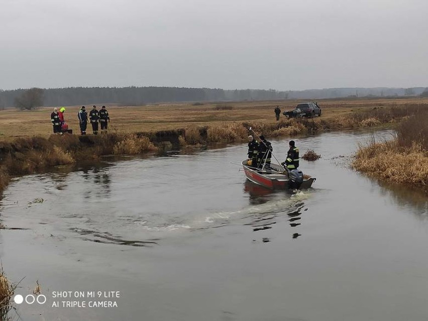 Puste auto w rzece koło Terespola, nurkowie przeszukują kolejny odcinek rzeki. Poszukiwania Tomasza Sylwesiuka trwają
