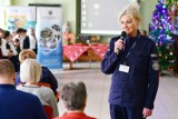 Dzień babci i dziadka z Podlaskim policjantami. Funkcjonariusze i dzieci spotkali się z seniorami w Domu Pomocy Społecznej w Białymstoku