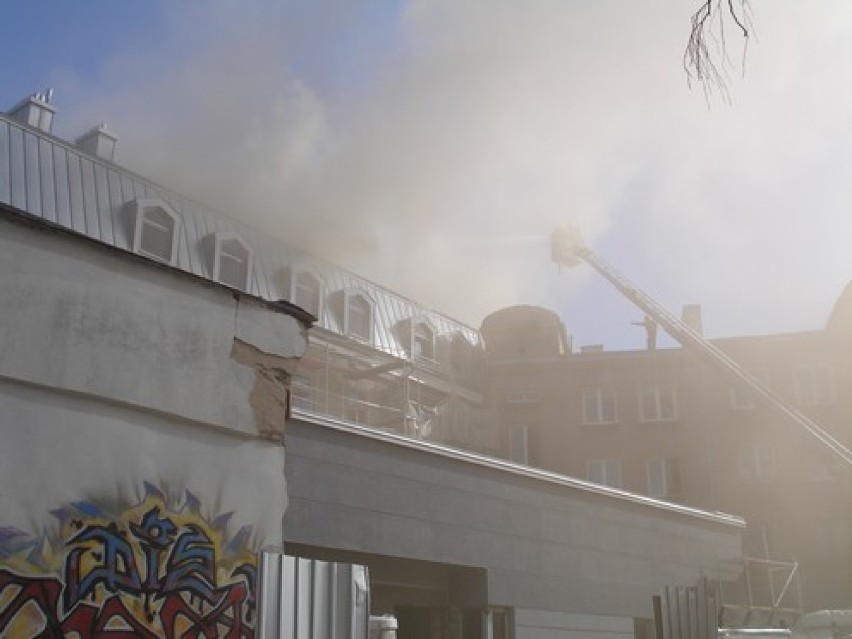 Pożar dachu kamienicy przy Malmeda (wideo)