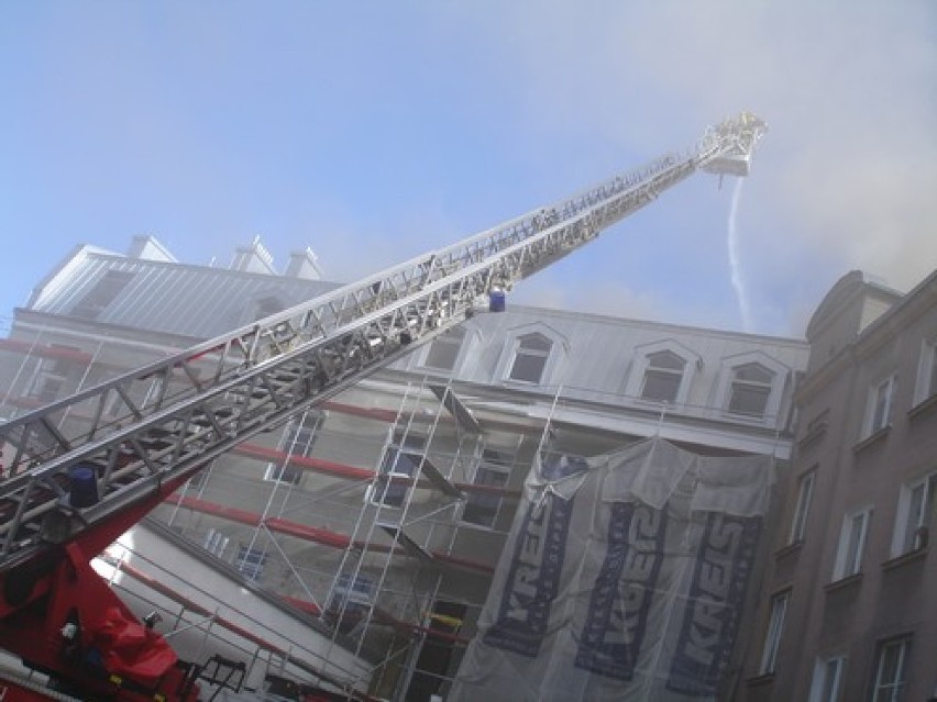 Pożar dachu kamienicy przy Malmeda (wideo)