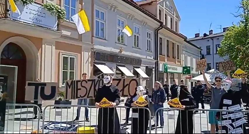 Protest w Wadowicach przed bazyliką