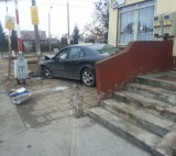Bydgoszcz: Ucieczkę skradzionym autem zakończył na słupie [ZDJĘCIA]