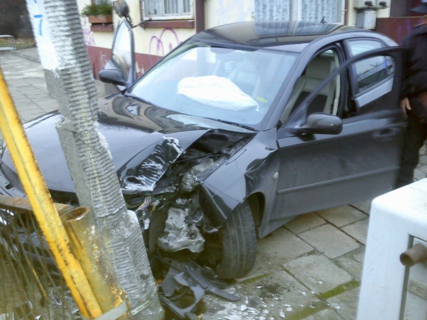 Bydgoszcz: Ucieczkę skradzionym autem zakończył na słupie...