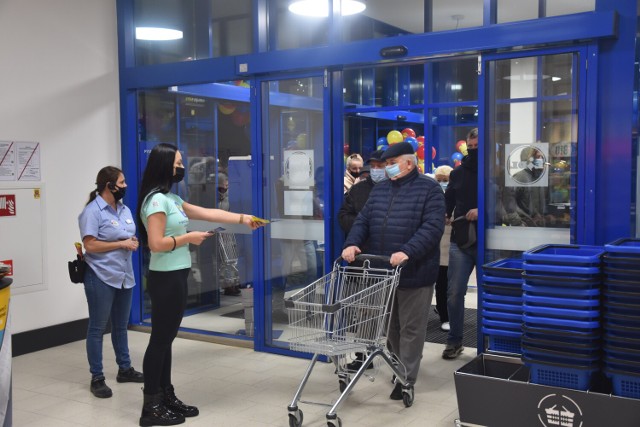 Punktualnie o godzinie 6:00 pierwsi klienci weszli do nowo otwartego Lidla w Żorach.