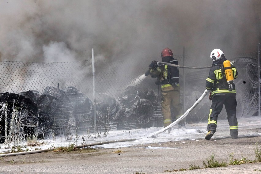 Pożar w firmie transportowej na byłym lotnisku w Legnicy, zobaczcie zdjęcia