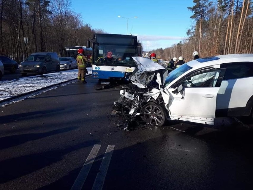 Autobus zderzył się czołowo z samochodem osobowym w Gdyni. Dwie osoby są ranne 5.03.2021