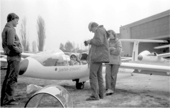 Przyszły kapitan Boeinga (z lewej) na lotnisku w Lesznie w...
