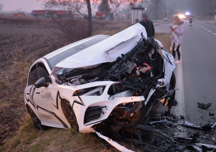 Wypadek w Ruszelczycach w powiecie przemyskim. Na DW 884 volkswagen polo czołowo zderzył się z mercedesem. Są ranni [ZDJĘCIA]