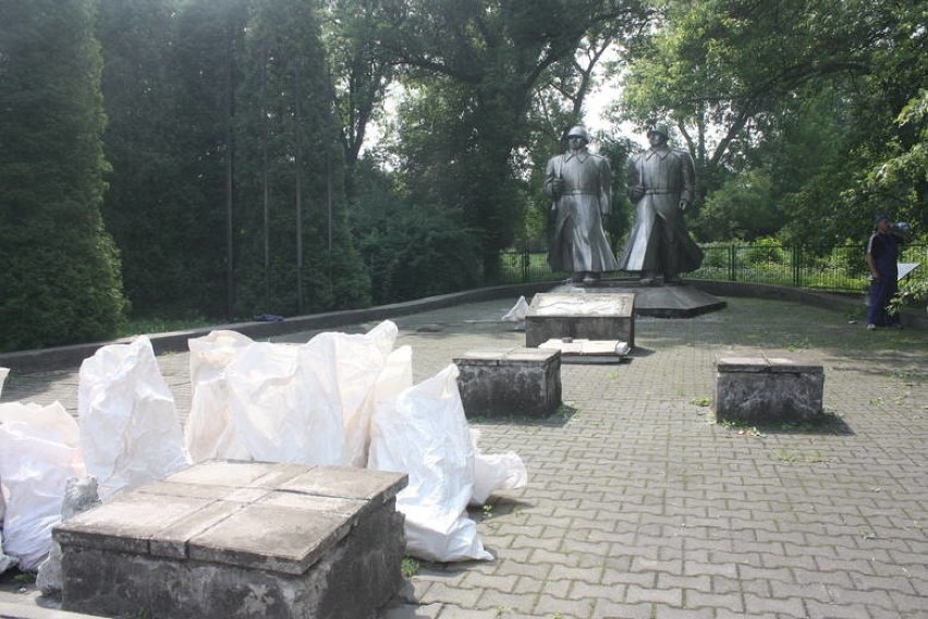 W poniedziałek IPN podjął próbę demontażu pomnika