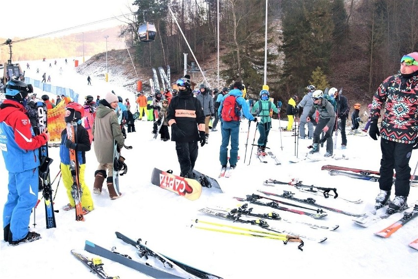 Spory ruch na stokach, bo narciarze starają się wykorzystać ostatnie dni dzielące ich od zamknięcia ośrodków