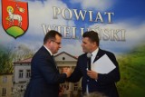 Dziesiątki milionów złotych na inwestycje lokalne z Polskiego Ładu. Poseł Rychlik spotkał się w Wieluniu z samorządowcami ZDJĘCIA