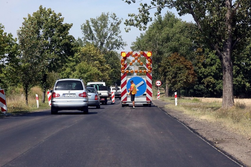 Remont drogi pomiędzy Legnicą a Chojnowem. Wprowadzono ruch wahadłowy, zobaczcie aktualne zdjęcia