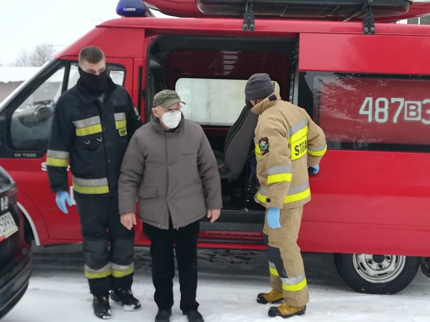 Strażacy ochotnicy wspierają akcje szczepienia seniorów. Towarzyszą najstarszym od domu do przychodni i z powrotem