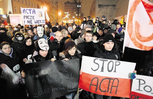 Na protest przeciw podpisaniu umowy ACTA przybyło około 2 tys. osób.
