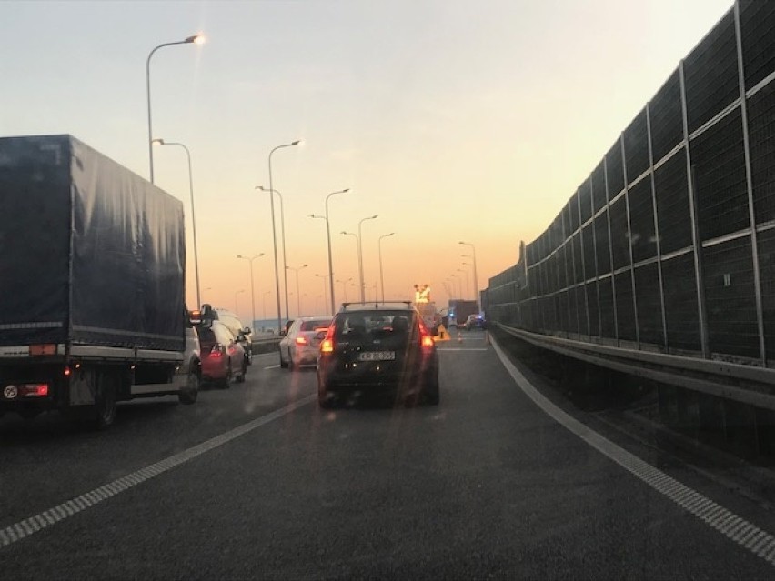 Wypadek na A1 przy węźle Sośnica. Zakorkowane obie autostrady [ZDJĘCIA]