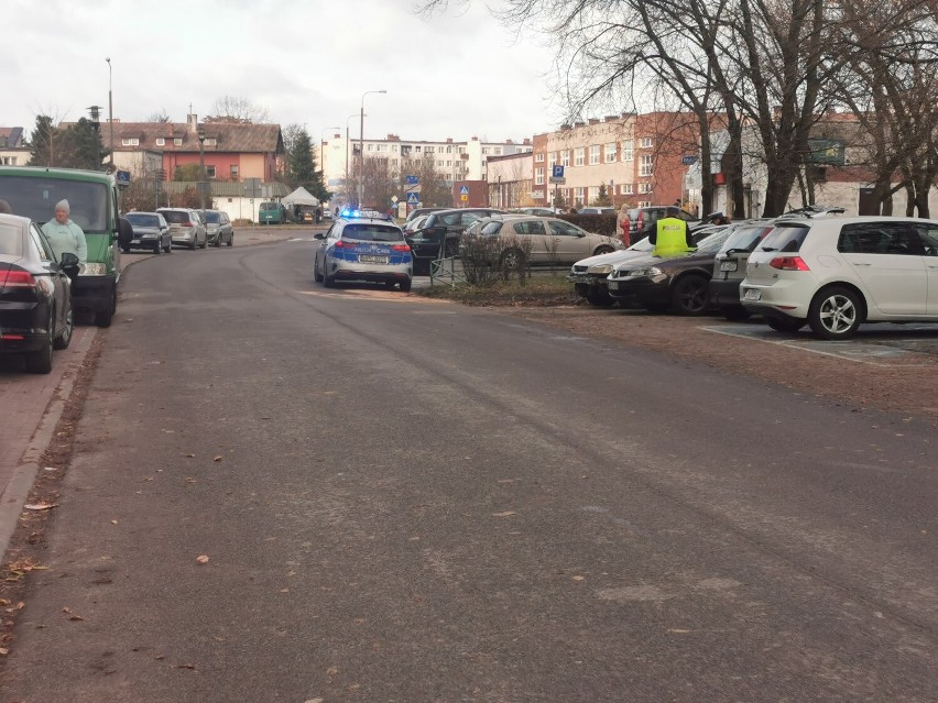 Opel uderzył w barierki na ulicy Pogodnej 3 we Włocławku