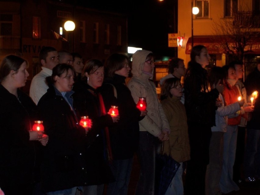 Rocznica śmierci Jana Pawła II. Oborniczanie żegnali Papieża Polaka na Rynku