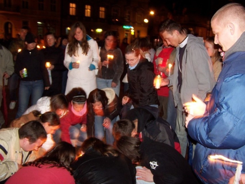 Rocznica śmierci Jana Pawła II. Oborniczanie żegnali Papieża Polaka na Rynku