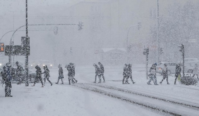 Instytut Meteorologii i Gospodarki Wodnej wydał ostrzeżenie drugiego stopnia przed intensywnymi opadami śniegu, a także opadami marznącymi które nawiedzą Małopolskę. Opady przewidywane są od niedzieli, 7 lutego, od godz. 6, do poniedziałkowego poranka, 8 lutego.