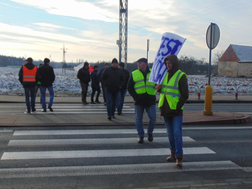 Protest rolników. Gospodarze z powiatu pleszewskiego blokowali przejazd na drodze krajowej nr 12 w Przydziałkach
