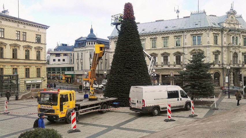 Na bielskim placu Bolesława Chrobrego trwa montaż choinki...