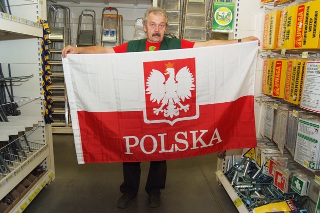 Tzw. flagi kibica sprzedawane są nie tylko na mecze, ale także przed świętami narodowymi. fot. Jarosław Ziarek