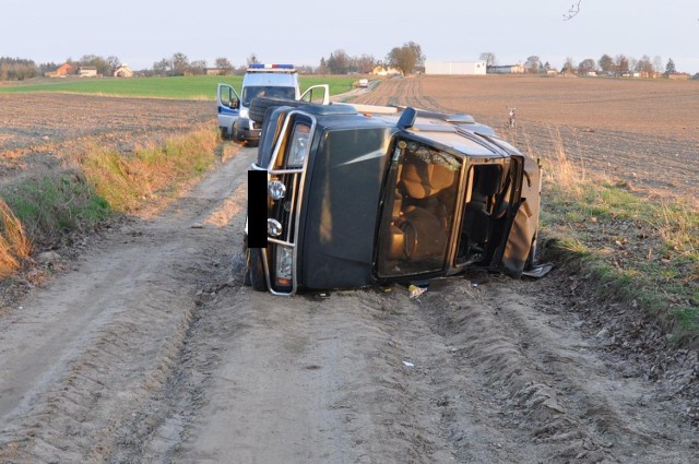 1 maja 2013 roku na drogach to przede wszystkim zdarzenia, w których brali udział nietrzeźwi kierowcy.

Zobacz też: Kronika kryminalna Warmii i Mazur. Wypadki drogowe [ZDJĘCIA]

I tak, około godziny 18.00 w miejscowości Łyna pod Nidzicą 32-latek kierujący suzuki miał nie dostosować prędkość do warunków drogowych i doprowadzić do dachowania auta. W wyniku wypadku kierowca doznał obrażeń twarzy i śmigłowcem został przetransportowany do szpitala. Na szczęście trzech pasażerów samochodu wyszło z wypadku bez szwanku. Okazało się, że Leszek S. miał ponad 0,6 promila alkoholu w organizmie. Sprawca wypadku usłyszy zarzuty.

Zobacz też: Majówka 2013. Wszystko, co powinniście wiedzieć o długim weekendzie na Mazurach