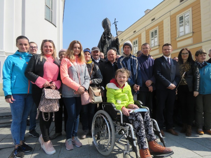 Pod pomnikiem Jana Pawła II w jego rodzinnych Wadowicach...