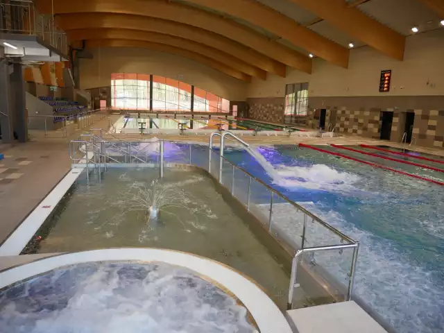 Hala basenowa - jacuzzi, część dla dzieci, bicze wodne i tory do pływania