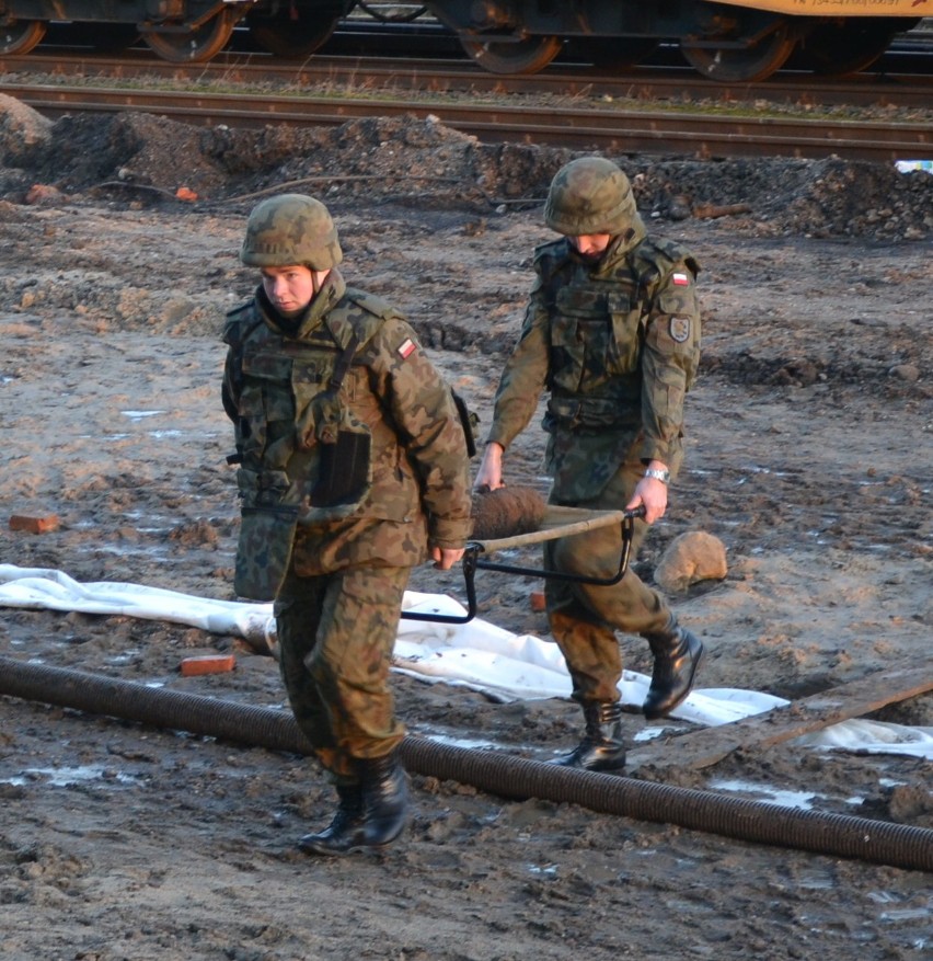 Pocisk artyleryjski, znaleziony przy dworcowym peronie w Malborku, już zabrany przez saperów