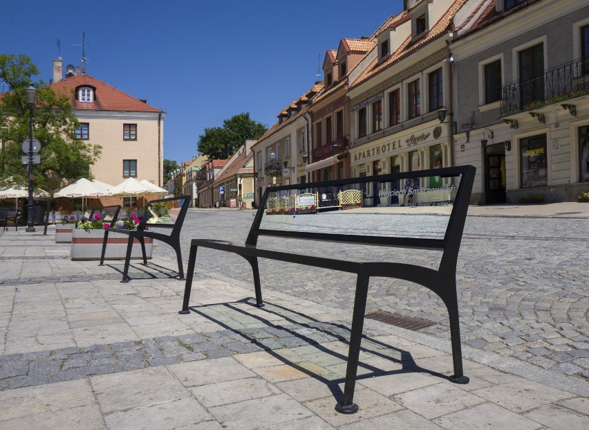 Na Rynku Starego Miasta w Sandomierzu stoi 16 szklanych...