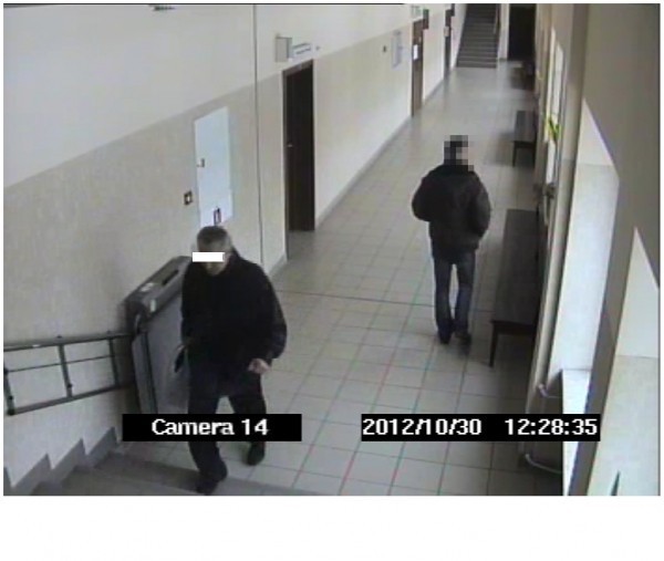 Na filmie dokładnie widać jak 54-letni mężczyzna mieszkaniec Kraśnika, zabiera odzież z korytarza, pakuje do plastikowej siatki i po załatwieniu swoich spraw opuszcza budynek sądu.