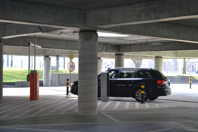 Nowy parking w centrum Jaworzna już działa. Można też wejść na kładkę