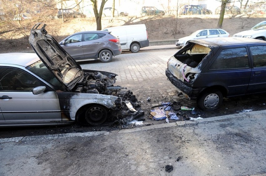Minionej nocy przy ul. Krasińskiego spłonęły dwa auta - bmw...