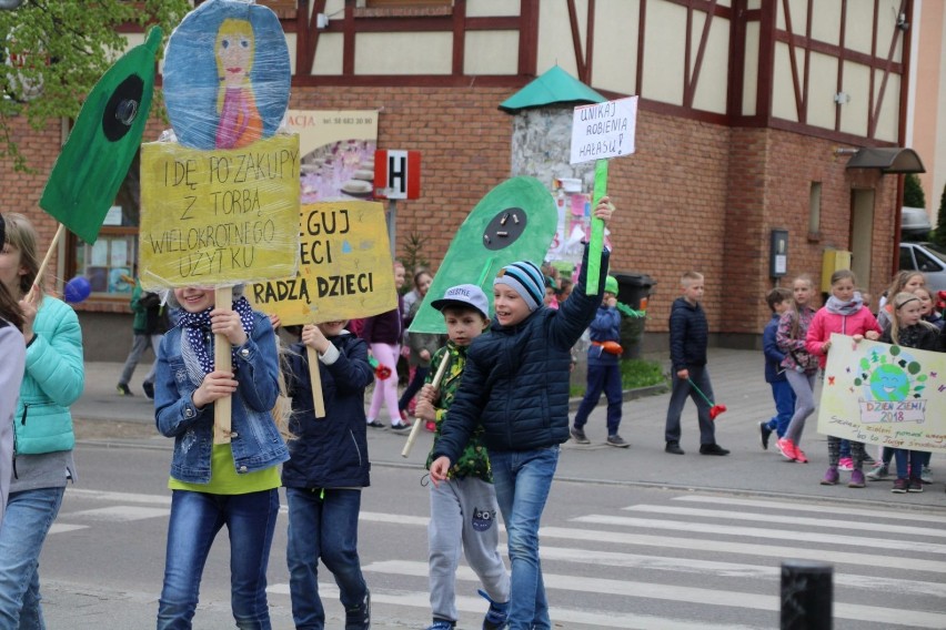 Dzieci z SP nr 2 przeszły ulicami Pruszcza Gdańskiego. Marsz Ekologiczny z okazji Międzynarodowego Dnia Ziemi [ZDJĘCIA]