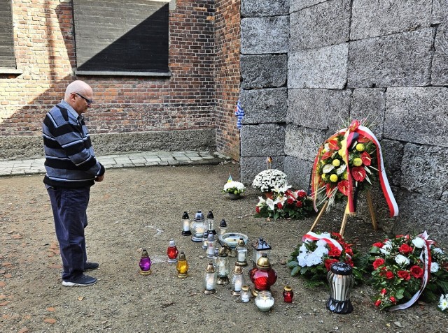 Hołd ofiarom egzekucji oddał prezes oświęcimskiego oddziału Towarzystwa Opieki nad Oświęcimiem - Pamięć o Auschwitz-Birkenau Marek Księżarczyk, zapalając znicze pod Ścianą Straceń