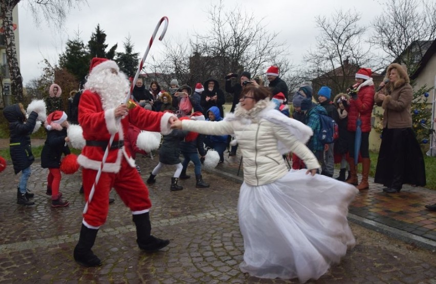 Mikołaj dawał prezenty w Skarżysku. Ponad 150 dzieci wzięło udział w spotkaniu przed starostwem