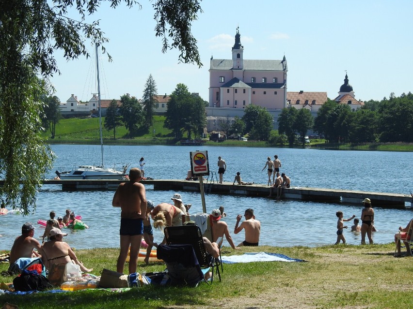 Na plaży w Starym Folwarku, nad Wigrami tłumy  wypoczywających suwalczan [Zdjęcia]