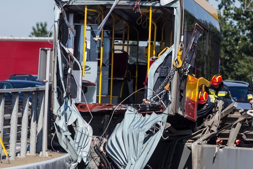 Wypadek miejskiego autobusu w Warszawie.