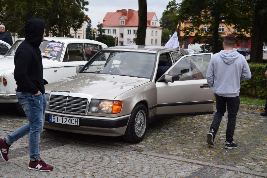 Retro Rajd z Duchem Puszczy. Tłumy bawiły się na charytatywnej imprezie (zdjęcia)