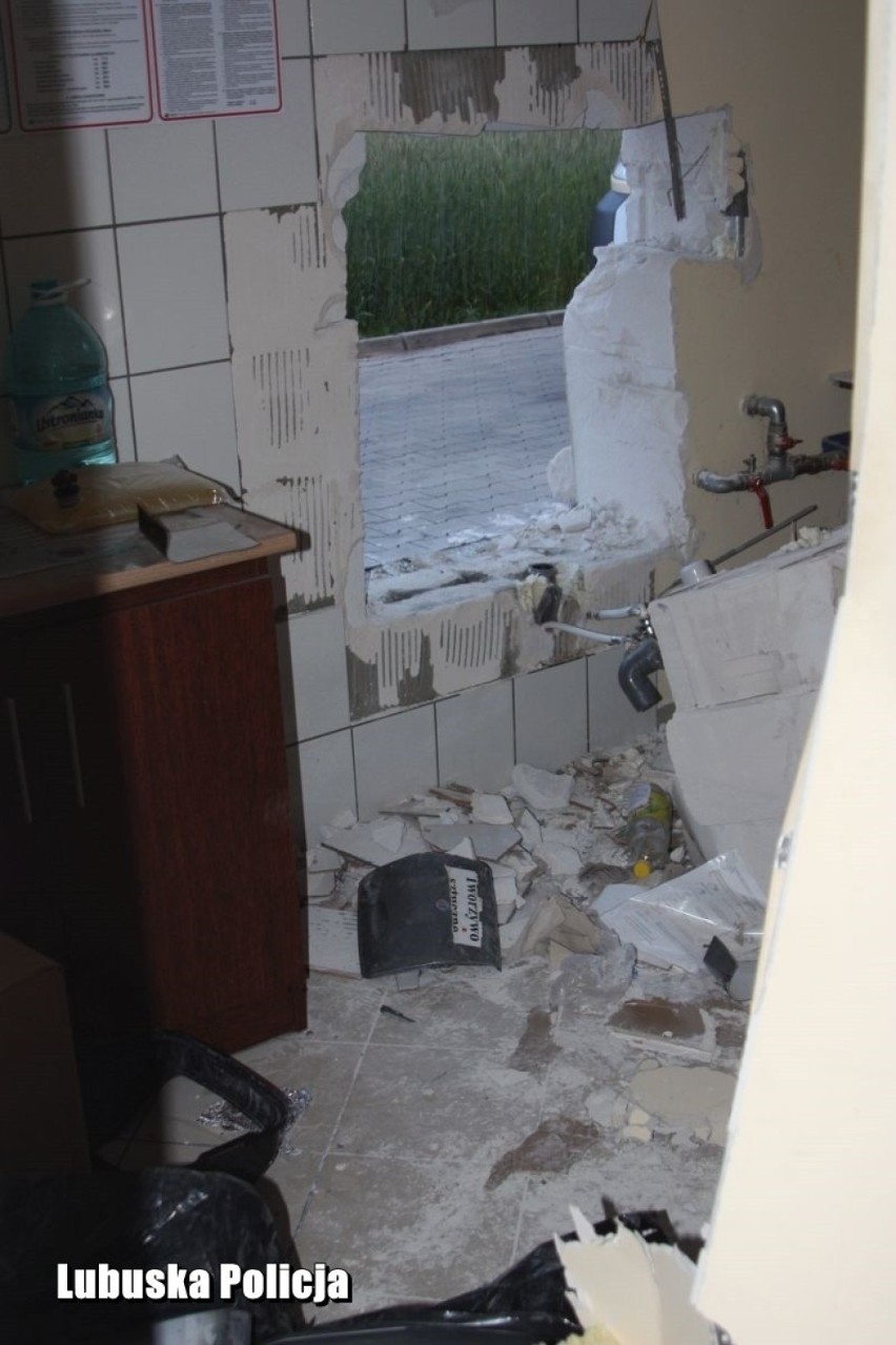 W Konotopie uzbrojony mężczyzna wybijając dziurę w ścianie, włamał się do sklepu. Próbował ukraść sejf z utargiem