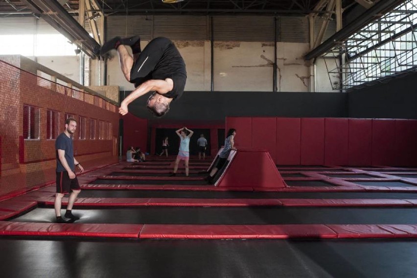 Hangar 646 to niezwykły park trampolin łączący dobrą zabawę...