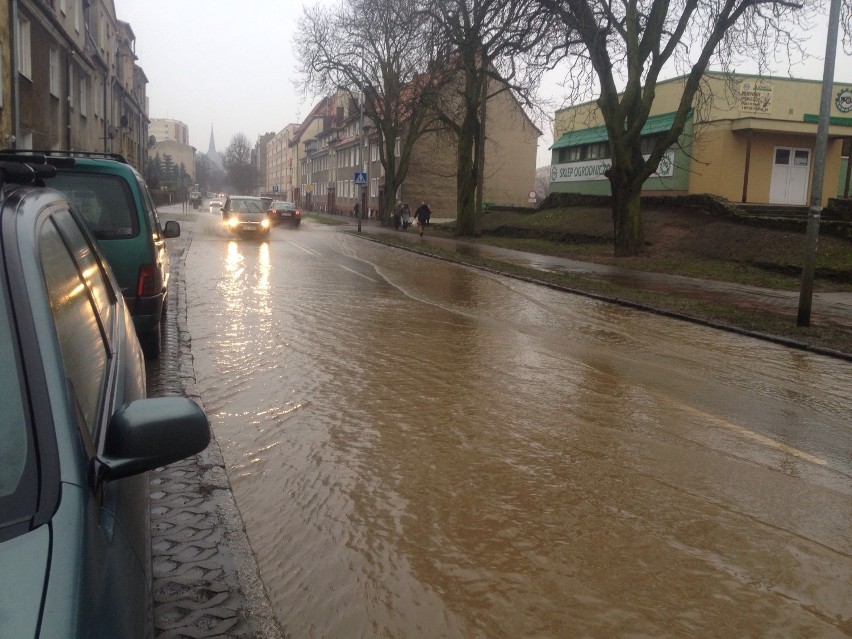 Ul. Piłsudskiego. Potop z ulicznej studzienki [zdjęcia]