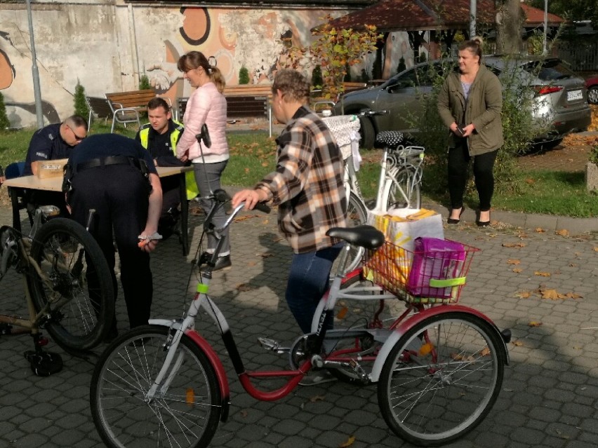 Policjanci z Dolic znakowali rowery