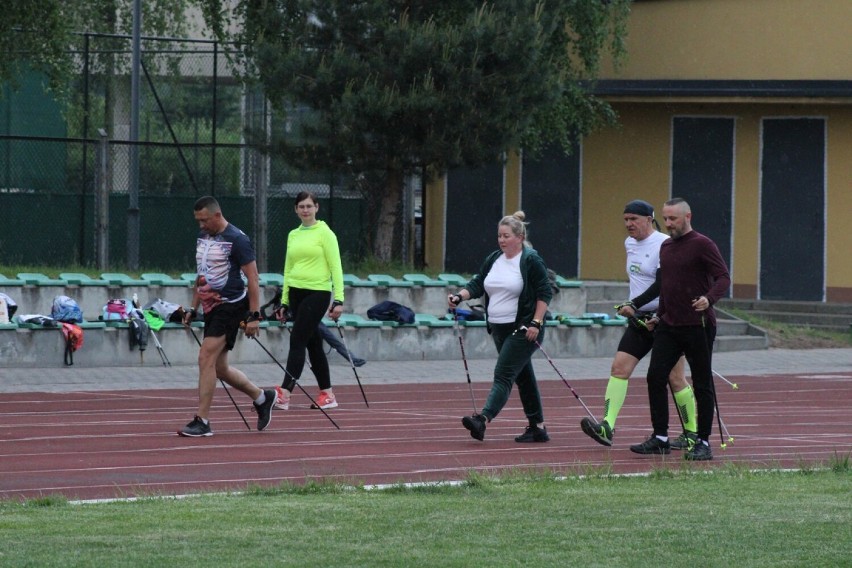 Chodzą bo lubią! Nordic walking w każdy wtorek. Bezpłatne zajęcia u boku trenerów