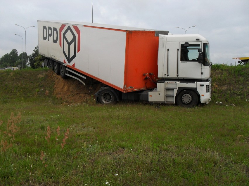 Rawa: Przejechał rondo i wjechał do rowu [FOTO]