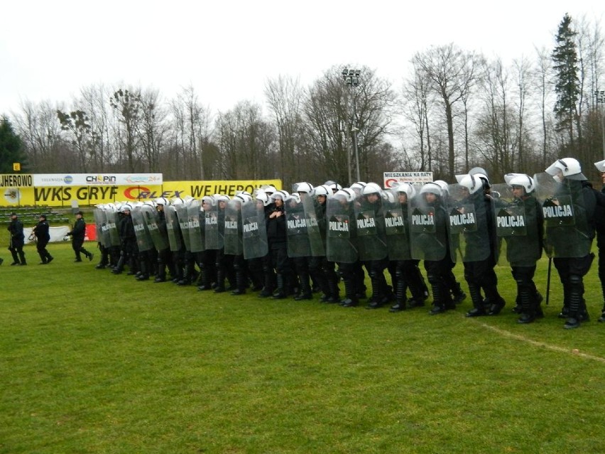 Policjanci na stadionie w Wejherowie