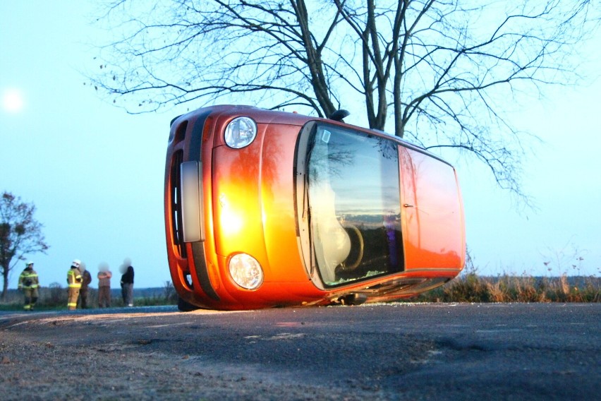 Zderzenie osobówki z ciągnikiem rolniczym na trasie Baszków-Zduny. Jedna osoba trafiła do szpitala [ZDJĘCIA]